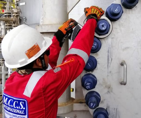 An offshore maintenance engineer carrying out flange management and testing