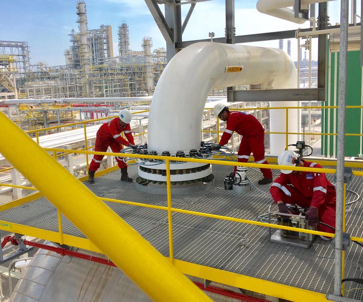 3 offshore oil & gas engineers carrying out flange management testing on a pipeline